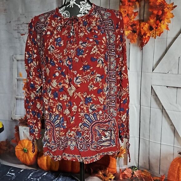 Chelsea & Theodore Tops - Chelsea & Theodore Size Lg Tunic blouse with tie front CLEARANCE